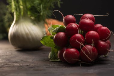 Turp ile birlikte diğer sebzeler bir tabloda rustik kümesi. Ben