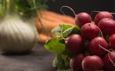 Turp ile birlikte diğer sebzeler bir tabloda rustik kümesi. Ben