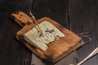 Bölümünü bir tablo rustik rokfor peynir. 