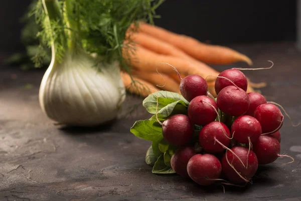 Rustic set of radishes along with other vegetables on a table. I — Stock Photo, Image