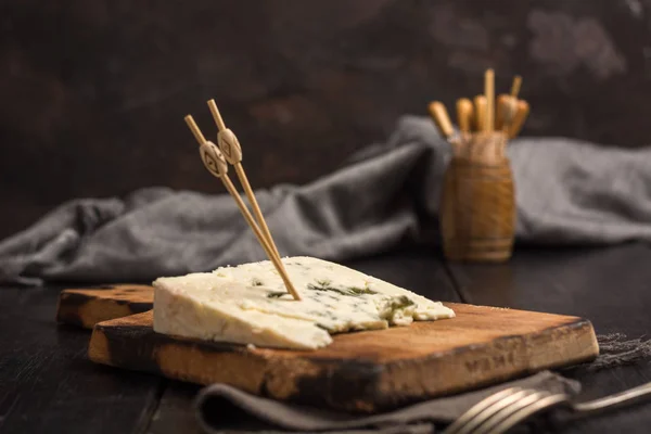 Část sýru roquefort v rustikální stůl. — Stock fotografie