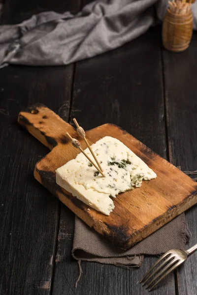 Část sýru roquefort v rustikální stůl. — Stock fotografie