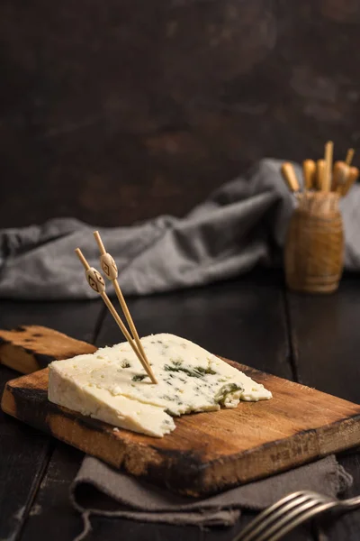 Část sýru roquefort v rustikální stůl. — Stock fotografie