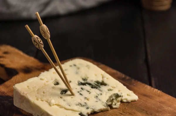 Část sýru roquefort v rustikální stůl. — Stock fotografie