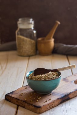 Buğday ile dolu kase seramik.