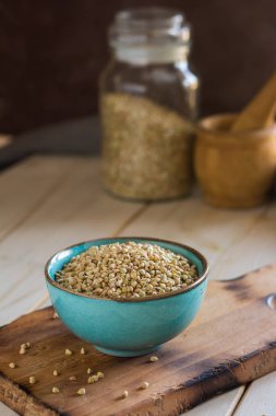 Buğday ile dolu kase seramik.