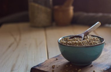 Buğday ile dolu kase seramik.