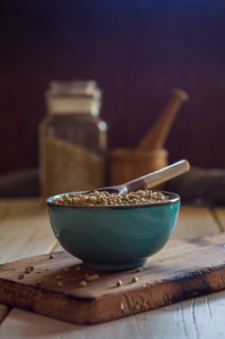 Buğday ile dolu kase seramik.