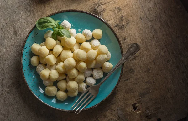 Råa gnocchi, typiska italienska gjort av potatis, mjöl och ägg maträtt. — Stockfoto