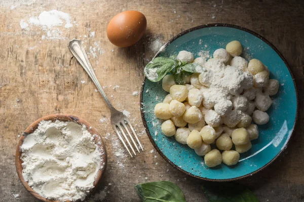 Nhoque cru, típico italiano feito de batata, farinha e ovo prato . — Fotografia de Stock