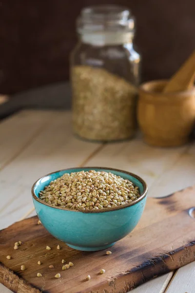 Bowl ceramic filled with buckwheat. — Stock Photo, Image