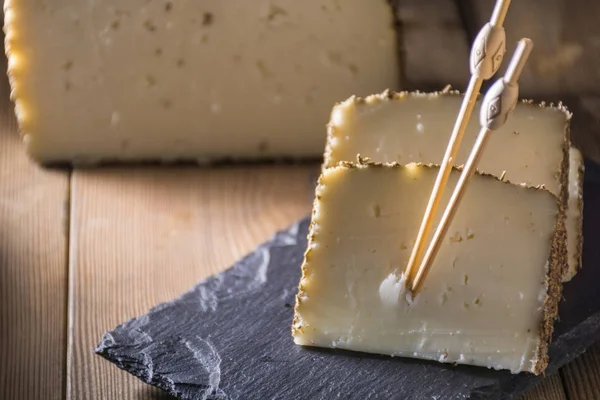 Polozralý sýr s tenkou vrstvou aromatických bylin. — Stock fotografie