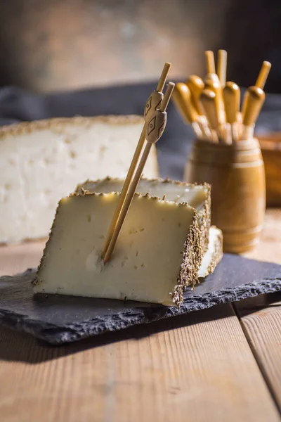 Polozralý sýr s tenkou vrstvou aromatických bylin. — Stock fotografie