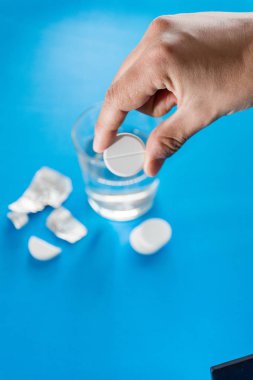 İlaçları, antibiyotikler, Anti-emflamatuarlara gibi çeşitli türleri