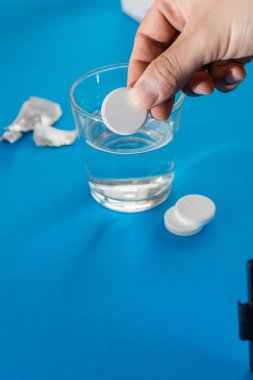 İlaçları, antibiyotikler, Anti-emflamatuarlara gibi çeşitli türleri