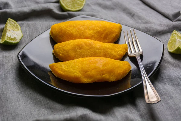 Empanadas colombiennes, faites de viande et frites à l'huile . — Photo