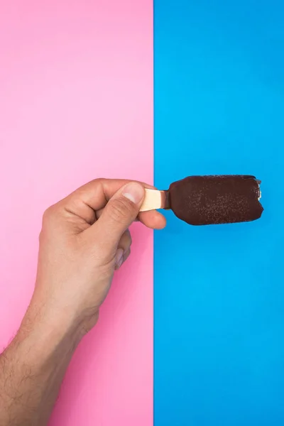 Mão segurando um sorvete de chocolate e hortelã . — Fotografia de Stock