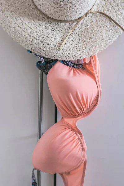 Traje de baño de mujer con sombrero de paja . — Foto de Stock