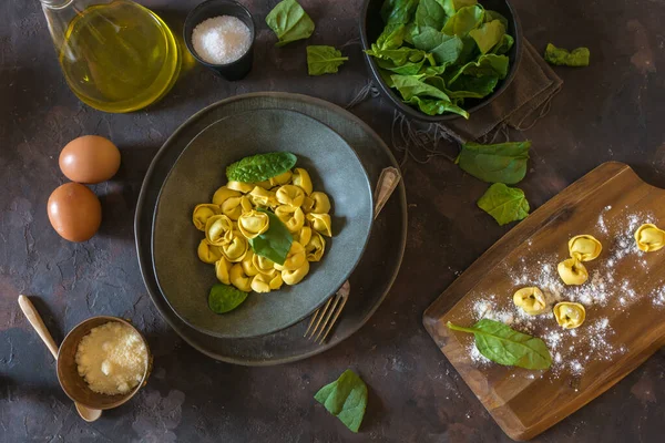 Talíř tortellinis s ricottou a špenátem. — Stock fotografie