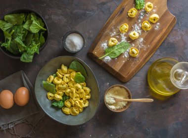 Bir tabak ricotta ve ıspanaklı tortellini..