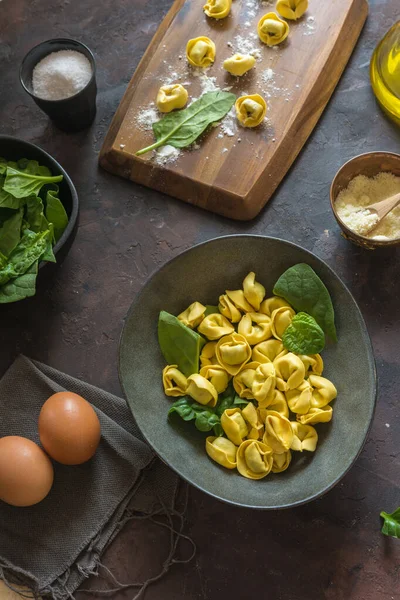 Talíř tortellinis s ricottou a špenátem. — Stock fotografie