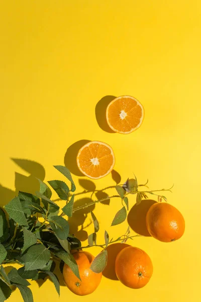 Apelsiner på gul bakgrund — Stockfoto