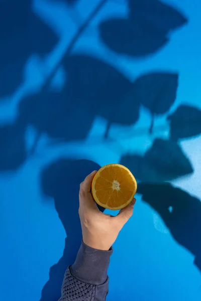 Oranges on a blue background — Stock Photo, Image