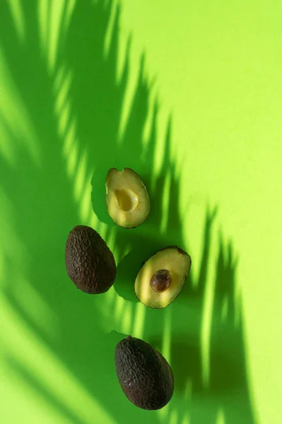 Свежий авокадо на зеленом фоне — стоковое фото