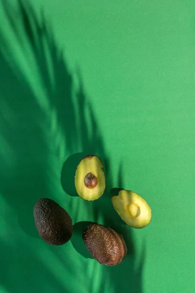 Verse avocado op een groene achtergrond — Stockfoto