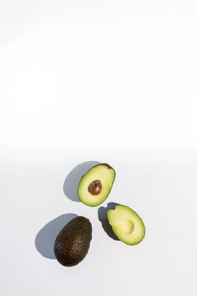 Avocado 's gesneden op een achtergrond van kleur — Stockfoto