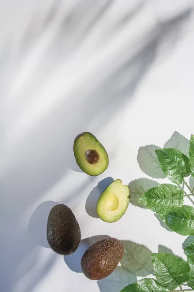 Abacates corte em um fundo de cor — Fotografia de Stock