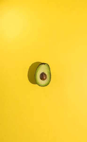 Avocado 's gesneden op een achtergrond van kleur — Stockfoto