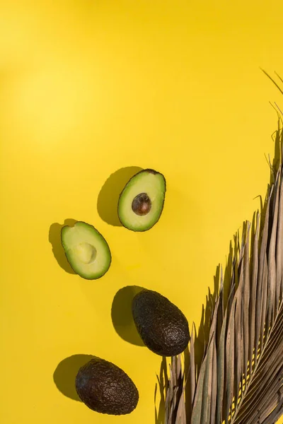 Avocados auf farbigem Hintergrund geschnitten — Stockfoto