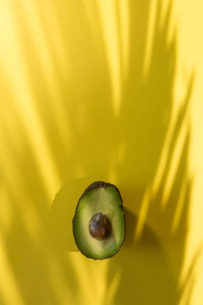 Avocados cut on a background of color — Stock Photo, Image