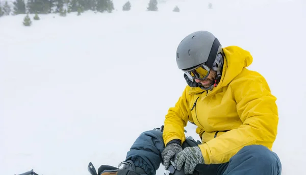Friåkare med snöskor och snowboard på ryggen. — Stockfoto