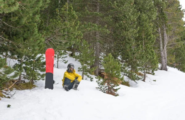 Cavaleiro livre com sapatos de neve e snowboard em suas costas . — Fotografia de Stock