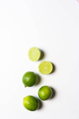 Mojito hazırlamak için limon dilimi.