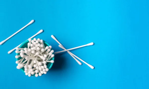 The ear sticks are used to have a correct hygiene — Stock Photo, Image