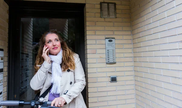 Vrouw Bereidt Zich Voor Gaan Werken Met Haar Elektrische Scooter — Stockfoto