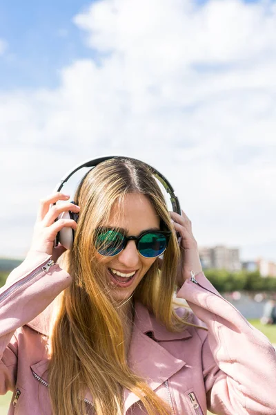 Chica Joven Feliz Está Bailando Mientras Escucha Música Con Sus — Foto de Stock