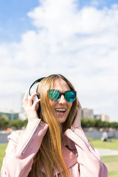 Menina Jovem Feliz Está Dançando Enquanto Ouve Música Com Seus — Fotografia de Stock