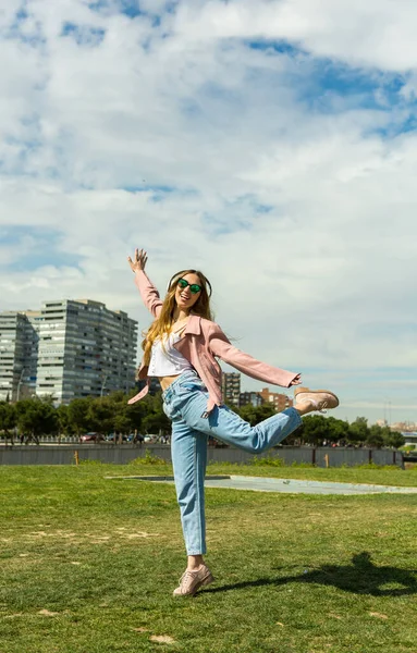 Giovane Felice Ragazza Sta Ballando Mentre Ascolta Musica Con Cuffie Foto Stock Royalty Free