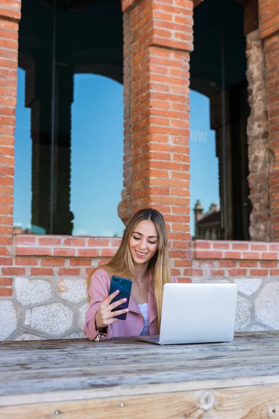 Menina Loira Sentada Uma Mesa Trabalhando Com Seu Laptop Tirando — Fotografia de Stock
