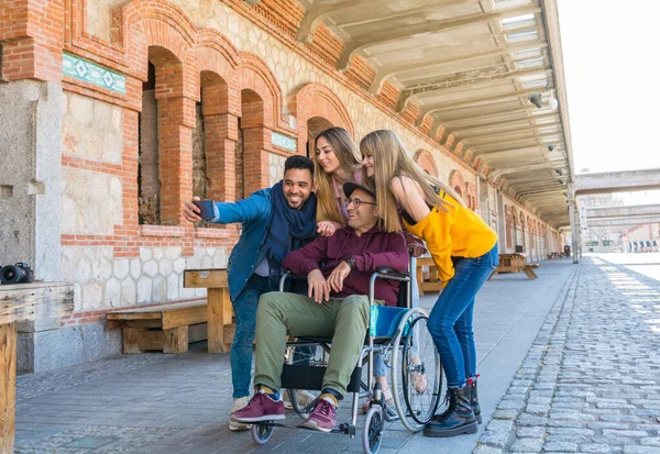 Grupo Amigos Levar Membro Família Uma Cadeira Rodas Para Passeio Imagem De Stock