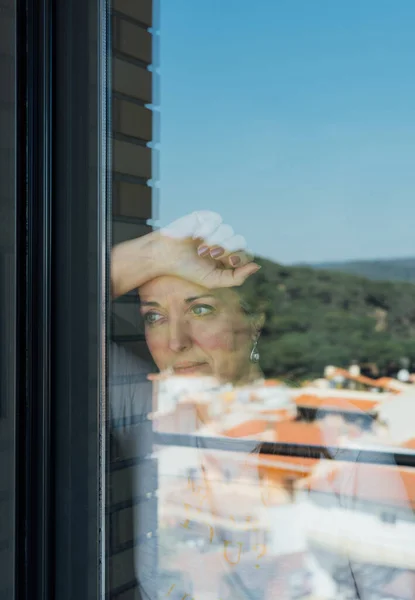 Corona Virüsü Yüzünden Karantinaya Alınırken Evinin Penceresinden Dışarı Bakan Kadın — Stok fotoğraf