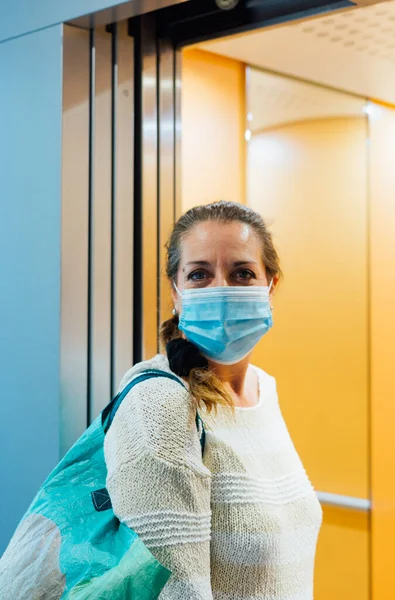 Donna Strada Con Una Maschera Protezione Contro Malattie Virus Come Fotografia Stock