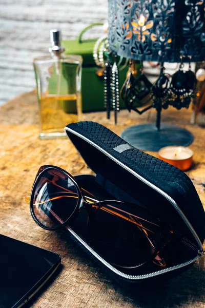 Escritorio Lleno Ropa Para Mujeres Como Gafas Sol Pendientes Teléfono —  Fotos de Stock