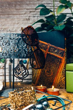 Kadınlar için bir masa dolusu aksesuar. Makyaj, akıllı telefonlar, ajanda, mücevher ve güneş gözlüğü buluruz.