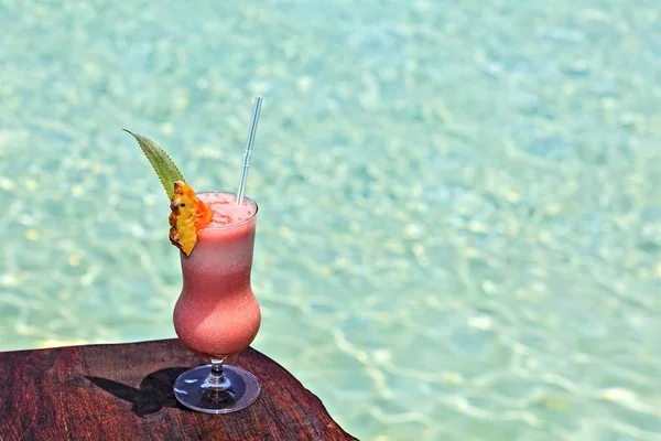 Glas van drank is op een strand-tabel — Stockfoto