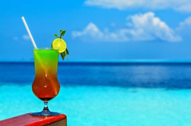 Bir plaj bardak içki geçerli